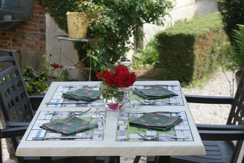 Hôtel le Dauphin Moulins-la-Marche Extérieur photo