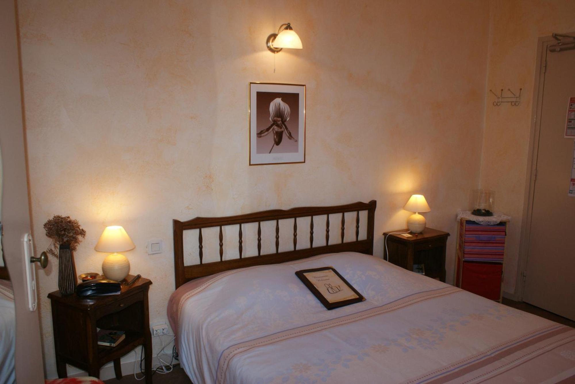 Hôtel le Dauphin Moulins-la-Marche Extérieur photo