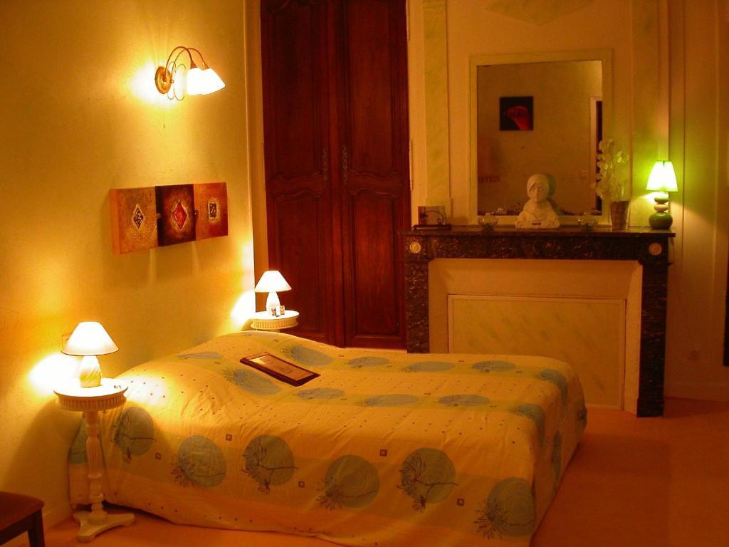 Hôtel le Dauphin Moulins-la-Marche Chambre photo