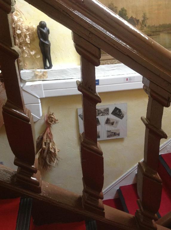 Hôtel le Dauphin Moulins-la-Marche Extérieur photo