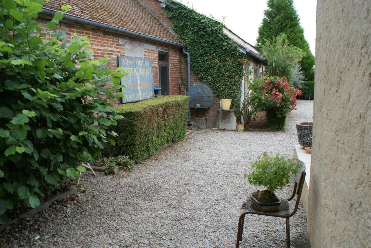 Hôtel le Dauphin Moulins-la-Marche Extérieur photo
